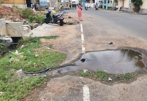  இரு மாதமாக சாக்கடையில் வழிந்தோடும் குடிநீர்