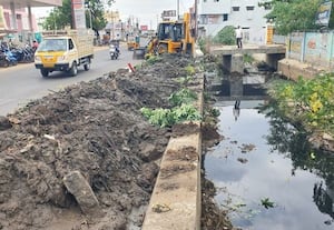  ----சிறிய மழைக்கே ஓடையில் அடைப்பு --சிரமத்தில் நகராட்சி சுகாதாரத்துறை