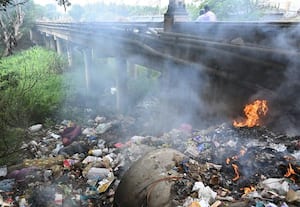  நஞ்சுண்டாபுரம் பாலத்தில் குப்பை எரிப்பால் அவதி
