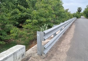  விபத்துகளை தவிர்க்க சாலை தடுப்பு அமைப்பு