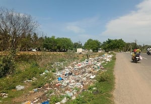  குப்பை கொட்டும் இடமாக மாறும் வேகவதி ஆறு நாளுக்கு நாள் மோசமாகும் சுற்றுச்சூழல்