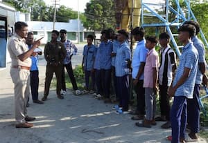  பஸ் படிக்கட்டில் ஆபத்தான பயணம் மாணவர்களுக்கு இன்ஸ்., அறிவுரை
