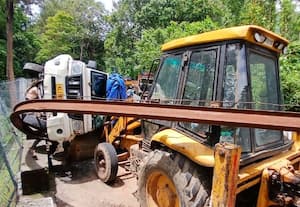  வாகனம் மோதி கம்பம் சேதம் இருவர் காயம்: மின் தடை