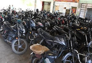  டூவீலர் நிறுத்தும் இடமாக மாறிய பஸ் ஸ்டாண்ட் நுழைவுவாயில்