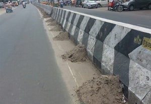  ரோட்டில் மண் குவியலால் விபத்து நெடுஞ்சாலைத்துறை அலட்சியம்