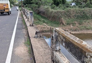  காஞ்சிமரத்துறை பாலம் கைப்பிடிச்சுவர் சேதம்