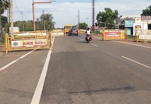  வேகத்தடுப்பு என்ற விளம்பர தடுப்பால் விபத்து
