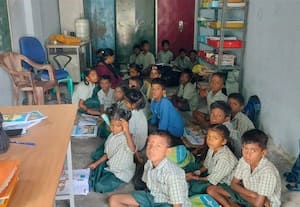  தகர ஷீட் கிடங்கில் அரசு பள்ளி இப்படி இருந்தா எப்படி ஆபீசர்ஸ்?