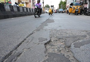  சாலையில் பள்ளம் வாகன ஓட்டிகள் அவதி