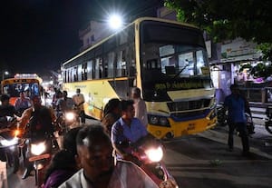  ரயில்வே மேம்பாலத்தில் அரசு பஸ் பழுது விழுப்புரத்தில் போக்குவரத்து நெரிசல்