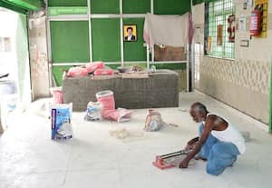  புதிய டைல்ஸ் பளபளக்க அசத்தப்போகுது அம்மா உணவகம்