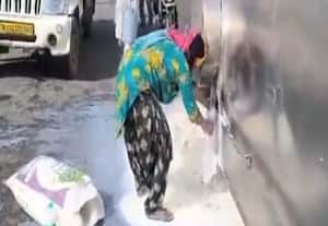ராஜஸ்தானில் டேங்கர் லாரி கவிழ்ந்து விபத்து; சாலையில் ஆறாக ஓடிய பாலை கேன்களில் பிடித்த மக்கள்