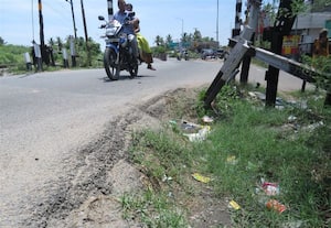  மண் அரிப்பால் சாலையோர பள்ளம் விபத்தில் சிக்கும் வாகன ஓட்டிகள்