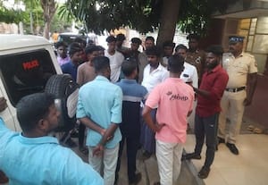 போலீஸ் நிலையம் முற்றுகை நடுவீரப்பட்டில் பரபரப்பு