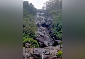  வறண்ட நீர் வீழ்ச்சிகளால் சுற்றுலா பயணிகள் ஏமாற்றம்