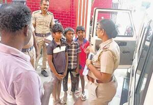வீதியில் கிடந்த வெள்ளி கொலுசு போலீசில் ஒப்படைத்த மாணவர்கள்