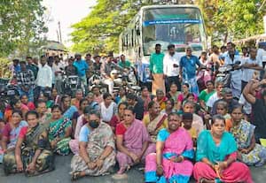 குளத்தை மீட்கக்கோரி கிராம மக்கள் மறியல்