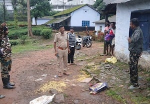 ரேசன் கடை ஜன்னலை உடைத்து சர்க்கரையை ருசித்த யானைகள்