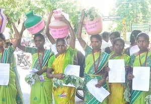 குடிநீர் கேட்டு காலி குடங்களுடன் புகார் அளித்த பழங்குடி பெண்கள்