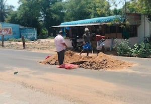  தினமலர் செய்தி எதிரொலி சாலை நடுவே ஏற்பட்ட பள்ளம் சீரமைப்பு