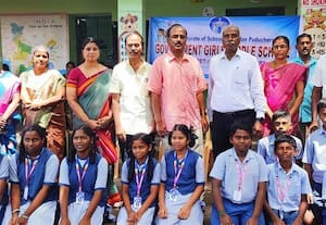 அரசு பள்ளி மாணவர்களுக்கு அடையாள அட்டை வழங்கல் 