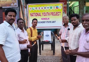  முன்னாள் கவர்னர் மறைவிற்கு மெழுகுவத்தி ஏந்தி அஞ்சலி படம் மட்டும்
