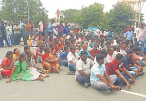 பெண் சாவில் சந்தேகம்: உறவினர்கள் சாலை மறியல்