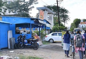 நெடுஞ்சாலைத்துறை இடத்தில் நகராட்சி நிர்வாகம்: அனுமதியில் கடை அமைப்பு நடவடிக்கைக்கு எதிர்பார்ப்பு