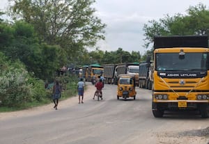  மண் ஏற்றி வந்த லாரிகள் சிறைபிடிப்பு: கனகம்மாசத்திரம் வழியே செல்ல எதிர்ப்பு