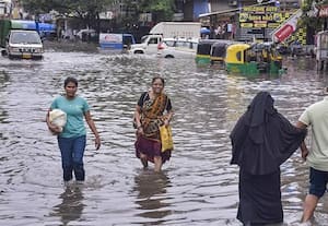  குஜராத்தில் பல மாவட்டங்களில் வெள்ளம்; மக்கள் இயல்பு வாழ்க்கை முடங்கியது