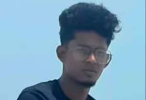  சாலை மைய தடுப்பில் மோதி வாலிபர் பலி