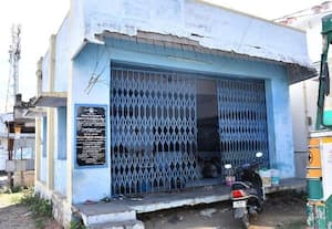  இடிந்த கலையரங்கில் செயல்படும் ஊராட்சி ஒன்றிய தொடக்கப்பள்ளி