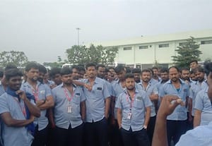  எம்.ஆர்.எப்., தொழிற்சாலை ஊழியர்கள் வேலை நிறுத்தம்
