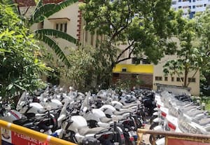  முதல்வருக்காக காத்திருக்கும் போலீஸ் ரோந்து வாகனங்கள்