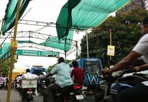 ராஜிவ் சிக்னலில் பசுமை பந்தல் சேதம்: வாகன ஓட்டிகள் கடும் அவதி