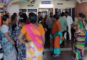 சந்தையில் இறைச்சி கழிவுகள் தேக்கம் மாமல்லபுரம் நகராட்சி அலுவலகம் முற்றுகை