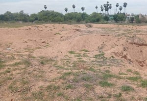 வேகவதி ஆற்றுக்குள் குளம் வெட்டிய புத்திசாலிகள்... வினோதம்! : வேலை உறுதி அளிப்பு திட்டத்தில்தான் இந்த கூத்து