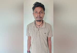  லாரி டயரில் சிக்கி மகனின் கண்முன் தாய் பலி