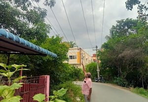  தாழ்வாக தொங்கும் மின் கம்பிகள் கூடுவாஞ்சேரியில் விபத்து அபாயம்