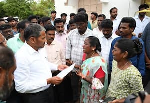  பொதுமக்களிடம் மனு பெற்ற அமைச்சர்