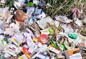  போலீஸ் ஸ்டேஷன் அருகிலேயே மருத்துவக் கழிவு கொட்டிய துணிகரம்