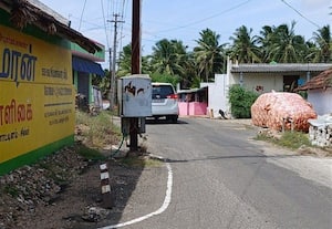  குறுகிய ரோட்டில் மின்கம்பத்தால் ஆபத்து மாற்றியமைக்க வலியுறுத்தல்