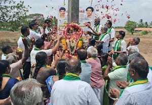  நினைவு ஸ்துாபியில் விவசாயிகள் மலரஞ்சலி