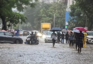 கனமழையால் இதுவரை 10 பேர் உயிரிழப்பு: மும்பைக்கு ரெட் அலர்ட் விடுத்தது வானிலை மையம்