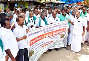 தென்னை நீராபானத்திற்கு அரசு அனுமதி வழங்ககோரி விவசாயிகள் ஆர்ப்பாட்டம்