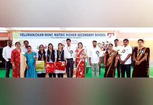  மாணவிகளுக்கு பாராட்டு