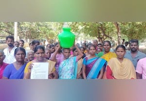  குடிநீர் கேட்டு குறைதீர்க்கும் கூட்டத்தில் குவிந்த கிராம மக்கள்