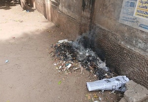  தெருக்களில் குவித்து வைத்து குப்பை எரிப்பு