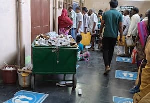 மதுரை அரசு மருத்துவமனை வார்டு, காரிடார்களில்  துர்நாற்றம் தாங்கல: ஆட்கள் குறைந்ததால் கேள்விக்குறியான சுகாதாரம்