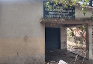  அச்சிறுபாக்கத்தில் 10 ஆண்டுகளாக ரேஷன் கடை திறக்கப்படாமல் வீண்
